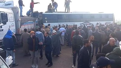 إصابة 10 طلاب فى تصادم أتوبيس وسيارة نقل على طريق المنصورة