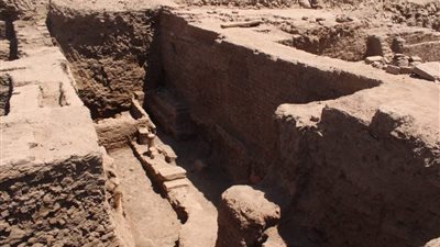 البدء فى الكشف عن أجزاء معبد خنوم بإسنا جنوب الأقصر