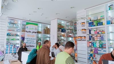 قافلة طبية بـ 5 قرى بأسيوط تفحص مئات المرضى من غير القادرين