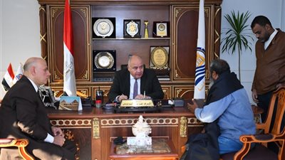 محافظ قنا يواصل استقبال المواطنين بمكتبه لبحث شكاواهم ومطالبهم