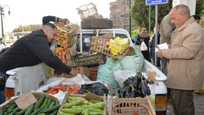 محافظ أسيوط: استمرار تنظيم منافذ بيع متنقلة للمواد الغذائية