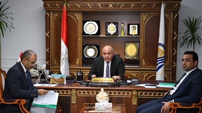 محافظ قنا يترأس لجنة اختيار المتقدمين لشغل الوظائف القيادية