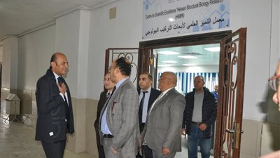 رئيس جامعة حلوان يتفقد مركز التميز العلمي لأبحاث التركيب البيولوجي