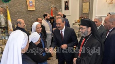 محافظ الإسماعيلية يُهنئ الأقباط الكاثوليك بعيد الميلاد المجيد