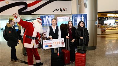 مصر للطيران تحتفل بأعياد الكريسماس مع المسافرين بمطار القاهرة