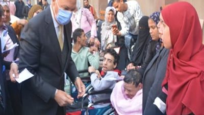 محافظ القليوبية يسلم 60 كرسي متحرك ويكرم ابطال رياضيين من ذوي الهمم