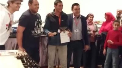 تكريم طالب من جامعة بدر فى معرض مصر لفنون النماذج المصغره.. بالصور