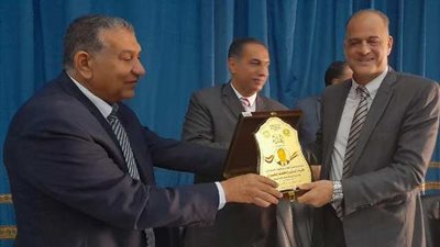مدير تعليم الإسماعيلية يفتتح معرض نتائج المجال الصناعي..صور