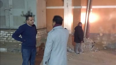 رئيس مدينة الاقصر يتابع أعمال الوردية الليلية بشارع أحمد عرابى