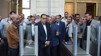 رئيس الوزراء يتابع سير إجراءات الإفراج الجمركي عن السلع والبضائع