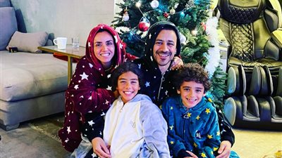 أحمد داوود يحتفل بعام 2023 برفقة زوجته وأولاده