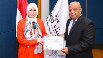 رئيس هيئة ميناء دمياط يكرم العاملين المتميزين.صور