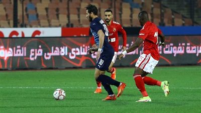 نجم الاهلى يغادر ملعب مباراة بيراميدز متأثرا بالإصابة.. شاهد
