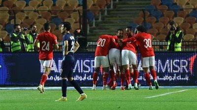 مستغلا سقوط الزمالك..الاهلى يفوز على بيراميدز بثلاثية ويتصدر الدورى .. فيديو