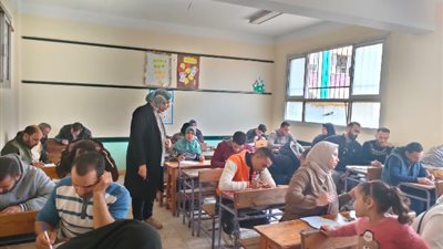 امتحانات فورية لمحو أمية ٧٠ مواطن بنطاق حى العجمى