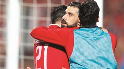 لاعب الأهلي يحتفل بقميص عبدالله السعيد