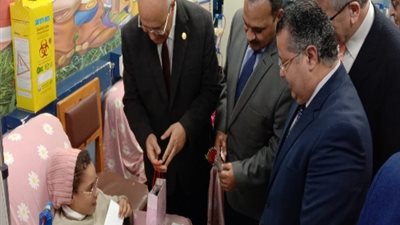 رئيس جامعة بنها يوزع الهدايا على أطفال الغسيل الكلوي وأمراض الدم