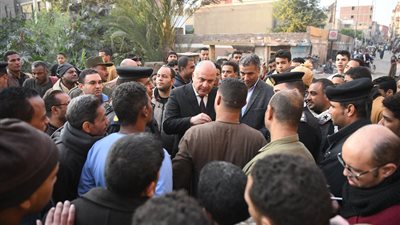 محافظ قنا يقود حملة مكبرة لرفع الإشغالات بدشنا