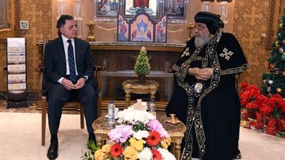 وزير الداخلية يزور الكاتدرائية المرقسية ويهنئ البابا تواضرس بأعياد الميلاد