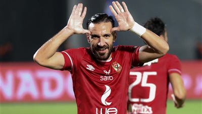 اول رسالة من على معلول الى نجم الاهلى الجديد