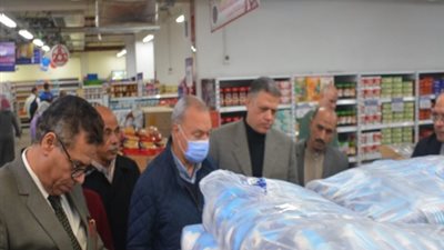محافظ القليوبية يتابع الإلتزام بأسعار بيع السلع الإستراتيجية..صور