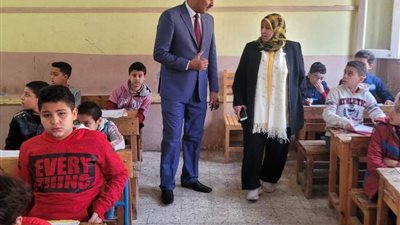 مدير تعليم المنوفية يتابع امتحانات صفوف النقل بإدارة شبين الكوم