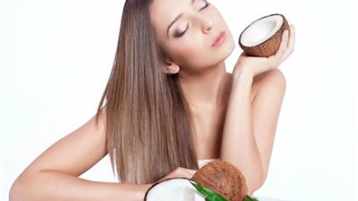 اكتشفى فوائد زيت جوز الهند لعلاج الشعر الجاف والمجعد