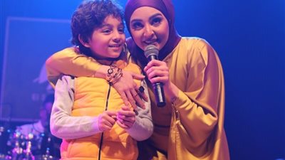 بحضور نجلها وأكرم حسني والشاعري.. هلا رشدي تتألق فى حفل الساقية