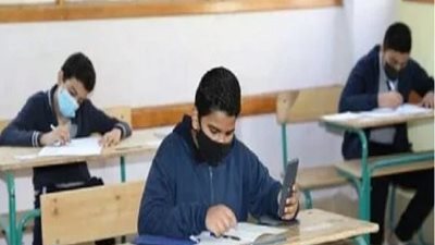 تعليم الجيزة: ضبط 4 طلاب استخدموا المحمول في الغش