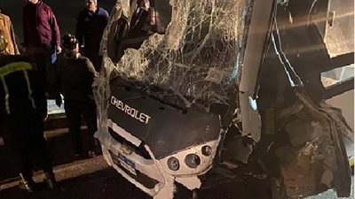 اصابة امناء شرطة وضابط في انقلاب ميني باص