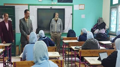 مدير تعليم الجيزة يتفقد لجان أولى ثانوي بإداراتي العمرانية وجنوب