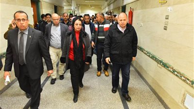 محافظ أسيوط يزور مصابي حادث إنقلاب سيارة ربع نقل بالطريق الصحراوي