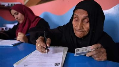 الحاجه زبيده صاحبة ال٨٧ عام تخضع لامتحان محو الأميه بالمنوفية