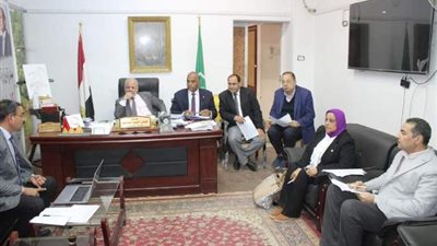 لجنة للمقابلات الشخصية لاختيار مسئول أنشطة بالمدارس اليابانية
