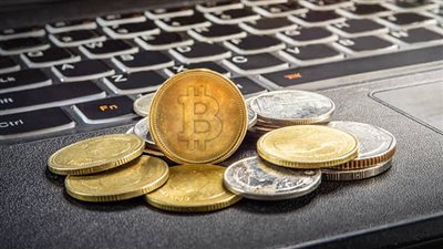 خبير تكنولوجيا المعلومات يحذر من خطورة العملات المشفرة