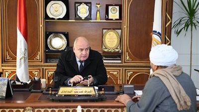 محافظ قنا والسكرتير العام يستقبلون عددا من المواطنين لبحث شكاواهم