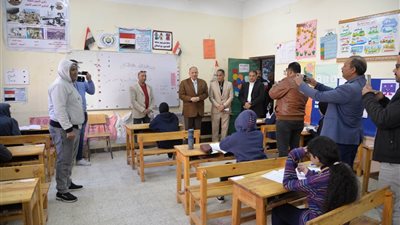 محافظ أسيوط يتفقد لجنتي مدرستي الوحدة العربية ودرية الحسيني