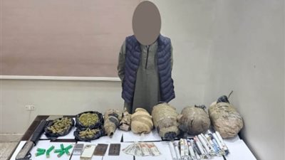 ضبط شخص بـ مخدرات وسلاح في الأقصر
