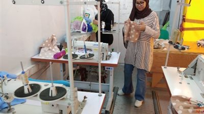 القوى العاملة تتابع تدريب بالوحدة المتنقلة للفتيات بالبحر الأحمر