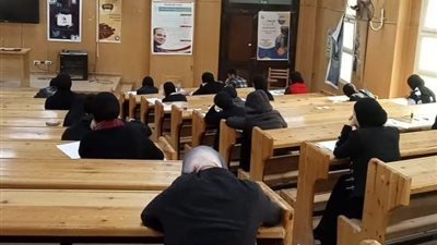طلاب إعلام بنى سويف بالاسود حدادا على زميلهم