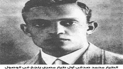 الطيار محمد صدقي يصل بطائرته الي القاهرة قادما من برلين في 26 يناير