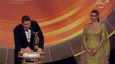 ياسمين صبرى تقدم جائزة أفضل ممثل لـ احمد عز بحفل joy awards