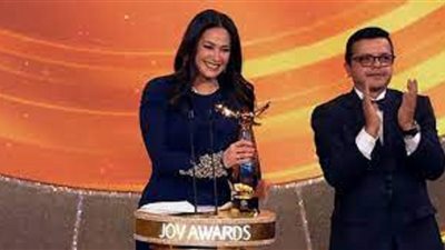 محمد هنيدي يسلم هند صبري جائزة أفضل ممثلة بحفل joy awards
