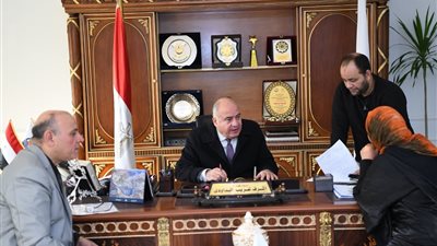 محافظ قنا يواصل استقبال المواطنين بمكتبه لبحث شكاواهم ومطالبهم