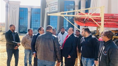 رئيس جامعة الأقصر يطمئن على سيرالامتحانات