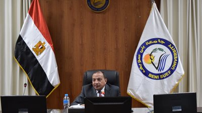 رئيس جامعة بني سويف يرأس اجتماع الدراسات العليا والبحوث