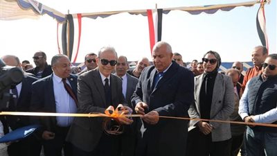 محافظ الوادي الجديد يفتتح مشروع وقف نخيل