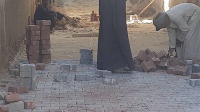 إسنا جنوب الأقصر تواصل أعمال مشروع ترميب بلاط الإنترلوك بالشوارع