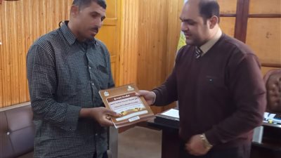 محافظ كفر الشيخ يسلم 6 عقود تقنين أراضي أملاك الدولة للمواطنين
