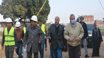 محافظ القليوبية يتفقد مشروعات الصرف الصحي بقليوب والقناطر الخيرية